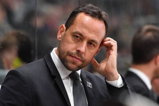 Marco STURM (Trainer GER),skeptisch,Gestik ,Einzelbild,angeschnittenes Einzelmotiv,Portraet,Portrait,Porträt. Eishockey Deutschland Cup 2016. Deutschland (GER)-Kanada (CAN), Nationalmannschaft,Laenderspiel am 06.11.2016.