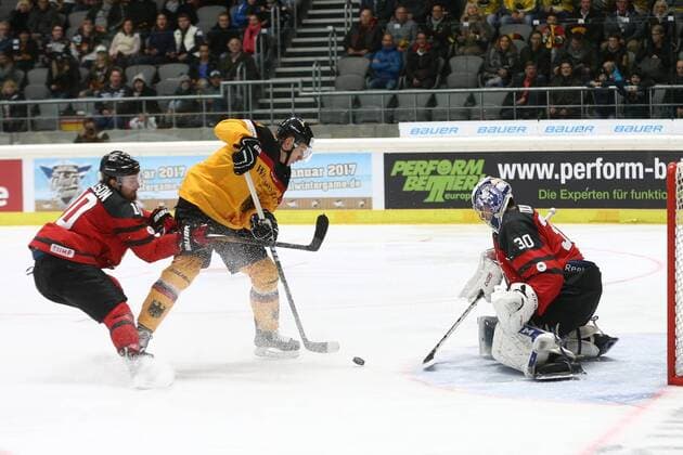 06.11.2016 - Eishockey - Saison 2016 2017 - Länderspiel Deutschland Cup: Deutschland - Kanada - MaWi - Matt Ellison (10, Kanada, links) Jerome Flaake (9, Deutschland, mitte) Danny Taylor (30, Kanada, rechts)
