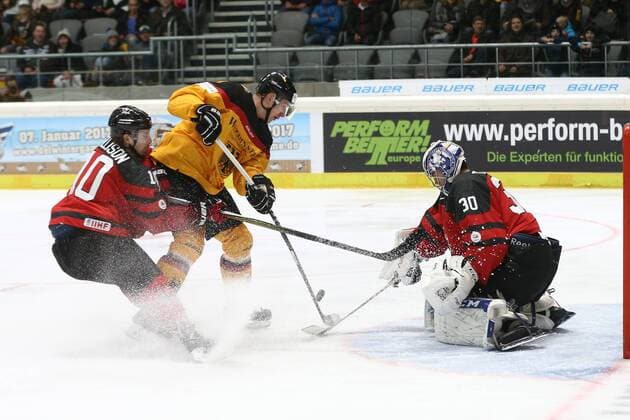 06.11.2016 - Eishockey - Saison 2016 2017 - Länderspiel Deutschland Cup: Deutschland - Kanada - MaWi - Matt Ellison (10, Kanada, links) Jerome Flaake (9, Deutschland, mitte) Danny Taylor (30, Kanada, rechts)