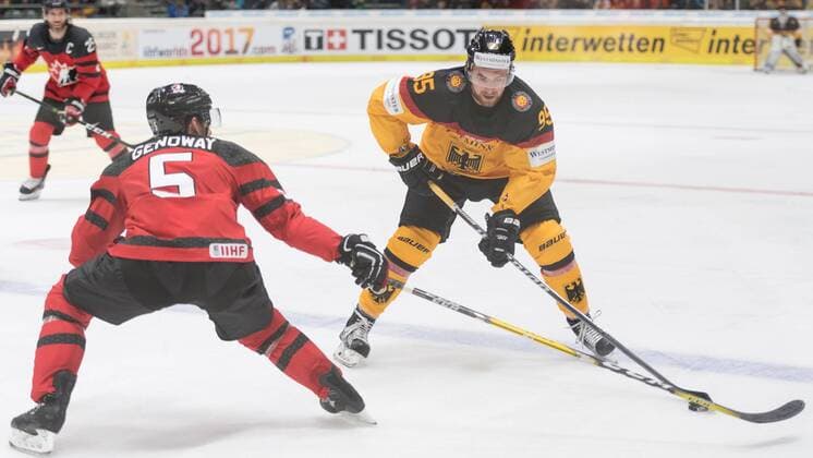 Im Bild Chay GENOWAY (Kanada, 5), Maximilian KASTNER (Deutschland, 95), Eishockey, Deutschland Cup, Deutschland - Kanada, xmfx