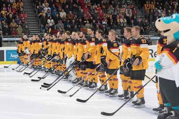 Im Bild die Nationalmannschaft während der Hymne, Eishockey, Deutschland Cup, Deutschland - Kanada, xmfx
