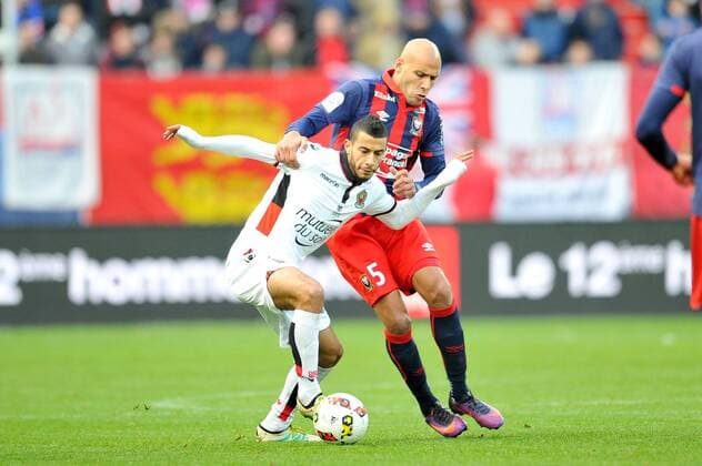 05 Younes BELHANDA (nice) - 05 Alaeddine YAHIA (caen) - Fussball Frankreich, Ligue 1, SM Caen vs. OGC Nice - 06 11 2016 FEP Panoramic 