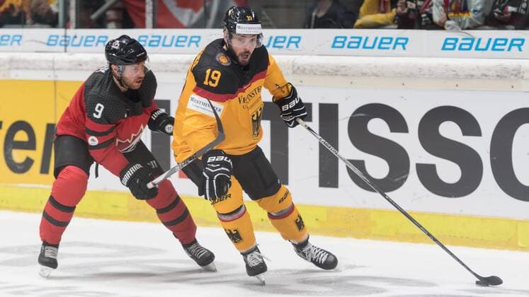 Im Bild Derek ROY (Kanada, 9), Thomas OPPENHEIMER (Deutschland, 19), Eishockey, Deutschland Cup, Deutschland - Kanada, xmfx