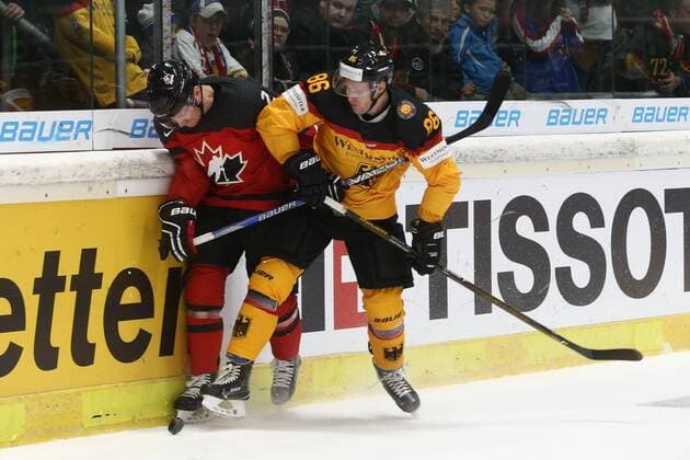 06.11.2016 - Eishockey - Saison 2016 2017 - Länderspiel Deutschland Cup: Deutschland - Kanada - MaWi - Patrick McNeill (2, Kanada, links) Daniel Pietta (86, Deutschland, rechts)