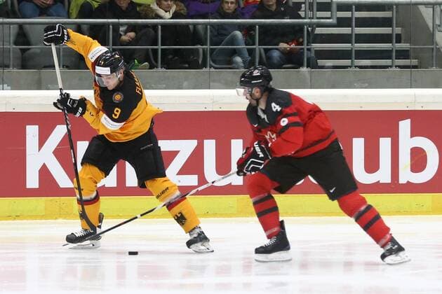 06.11.2016 - Eishockey - Saison 2016 2017 - Länderspiel Deutschland Cup: Deutschland - Kanada - MaWi - Jerome Flaake (9, Deutschland, links) Chris Lee (4, Kanada, rechts)