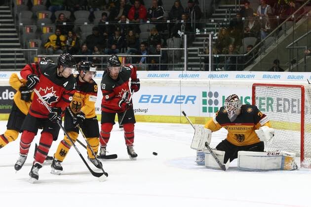 06.11.2016 - Eishockey - Saison 2016 2017 - Länderspiel Deutschland Cup: Deutschland - Kanada - MaWi - Brandon Buck (19, Kanada, links) Marcel Brandt (85, Deutschland, mitte) Niklas Treutle (30, Deutschland, rechts)