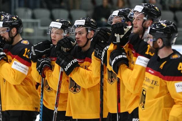 06.11.2016 - Eishockey - Saison 2016 2017 - Länderspiel Deutschland Cup: Deutschland - Kanada - MaWi - Leonhard Pföderl Pfoederl (83, Deutschland, mitte) - nach Spielende Enttäuschung