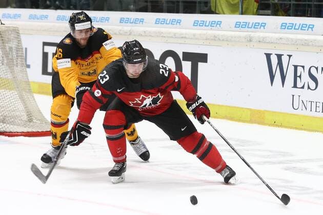 06.11.2016 - Eishockey - Saison 2016 2017 - Länderspiel Deutschland Cup: Deutschland - Kanada - MaWi - Konrad Abeltshauser (16, Deutschland, links) Andrew Gordon (23, Kanada, rechts)