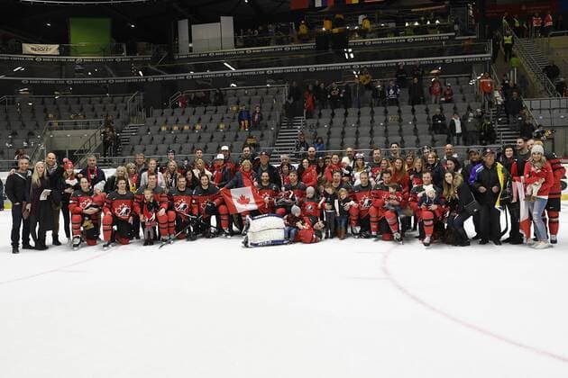 Eishockey Deutschland Cup 2016: Schweiz vs Slowakei am 06.11.2016 im Curt-Frenzel-Stadion in Augsburg Team Kanada mit ihren Familien WD