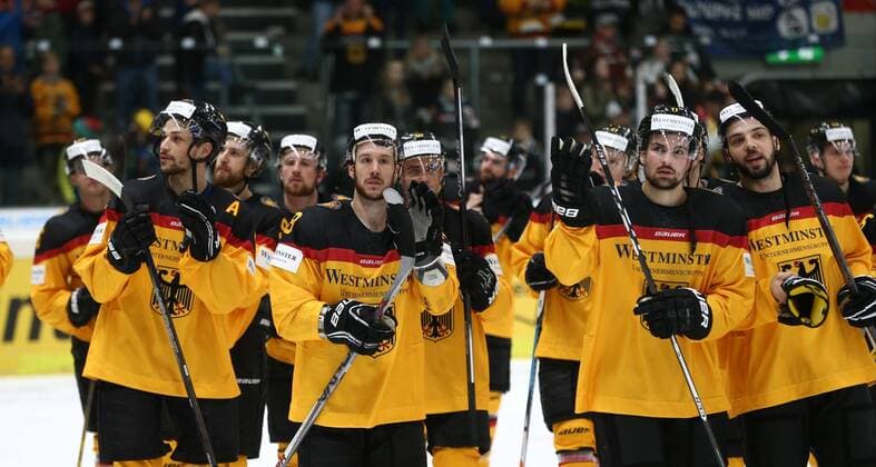 06.11.2016 - Eishockey - Saison 2016 2017 - Länderspiel Deutschland Cup: Deutschland - Kanada - MaWi - Kai Hospelt (18, Deutschland, links) Marco Nowak (11, Deutschland, rechts) - Ehrenrunde