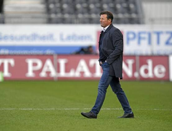 06.11.2016, Fussball 2.Bundesliga 2016 2017, 12.Spieltag, SV Sandhausen - TSV 1860 München, im Hardtwaldstadion in Sandhausen. Trainer Kosta Runjaic (TSV 1860 München) frustriert nach dem Spiel. 