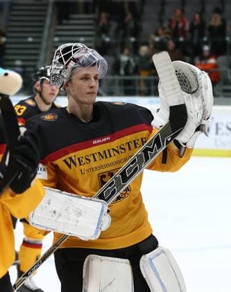 06.11.2016 - Eishockey - Saison 2016 2017 - Länderspiel Deutschland Cup: Deutschland - Kanada - MaWi - Niklas Treutle (30, Deutschland) - Ehrenrunde Einzelbild