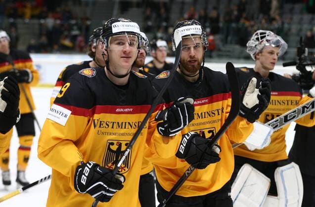 06.11.2016 - Eishockey - Saison 2016 2017 - Länderspiel Deutschland Cup: Deutschland - Kanada - MaWi - Jerome Flaake (9, Deutschland, links) Thomas Holzmann (97, Deutschland, rechts) - Ehrenrunde