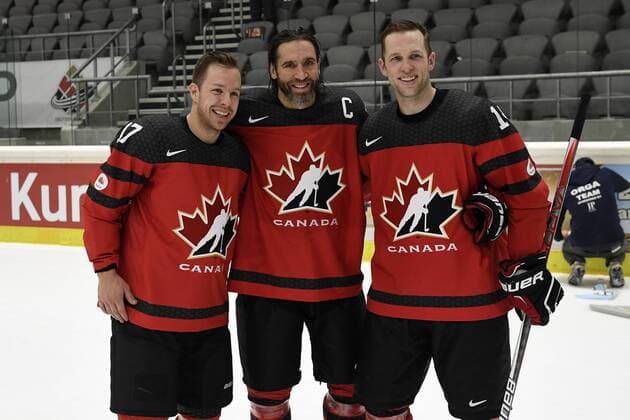Eishockey Deutschland Cup 2016: Deutschland vs Kanada am 06.11.2016 im Curt-Frenzel-Stadion in Augsburg Kanadas Kevin Clark 17 Brynaes IF (SHL), Kanadas Maxime Talbot 25 Lokomotiv Yaroslavl (KHL) und Kanadas Paul Szczechura 12 Traktor Chelyabinsk (KHL) WD