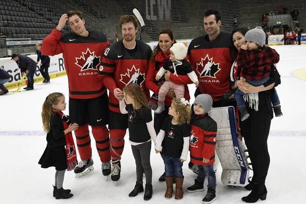 Eishockey Deutschland Cup 2016: Deutschland vs Kanada am 06.11.2016 im Curt-Frenzel-Stadion in Augsburg Kanadas Nick Petersen 16 Eisbaeren Berlin (DEL), Kanadas Matt Ellison 10 HC Dinamo Minsk (KHL) und Kanadas Goalie Daniel Taylor 30 KHL Medvescak Zagreb (KHL) mit ihren Familien WD