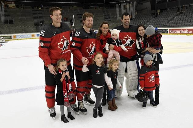Eishockey Deutschland Cup 2016: Deutschland vs Kanada am 06.11.2016 im Curt-Frenzel-Stadion in Augsburg Kanadas Nick Petersen 16 Eisbaeren Berlin (DEL), Kanadas Matt Ellison 10 HC Dinamo Minsk (KHL) und Kanadas Goalie Daniel Taylor 30 KHL Medvescak Zagreb (KHL) mit ihren Familien WD