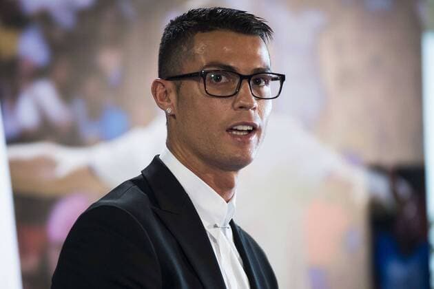 Bilder des Tages - SPORT Soccer player Cristiano Ronaldo renews his contract with Real Madrid until 2021 at Santiago Bernabeu Stadium in Madrid. November , 2016.  (20161107038)