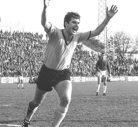 Aus 1. BL Saison 1968 69 Eintracht Braunschweig gegen Borussia Dortmund 4:3 am 19.10.1968. Im Foto: Lothar Emmerich vom BvB nach seinem Tor zum 1:1