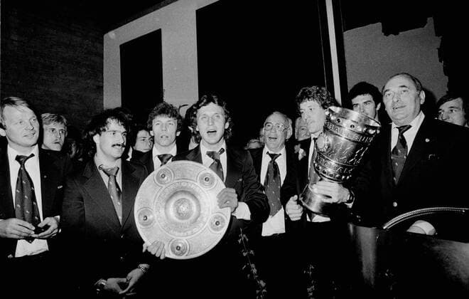 Fußball, 1. FC Köln, Deutscher Meister 1978 Empfang des Deutschen Meisters und Pokalsiegers 1. FC Köln in der Domstadt am 30.4.1978. Mannschaftskapitän Heinz Flohe mit der Meisterschale. Re: Daneben Trainer Hennes Weisweiler, Tw. Harald Toni Schumacher und FC-Präsident Peter Weiand. Li: Karl-Heinz Thielen und Harlad Konopka. HM