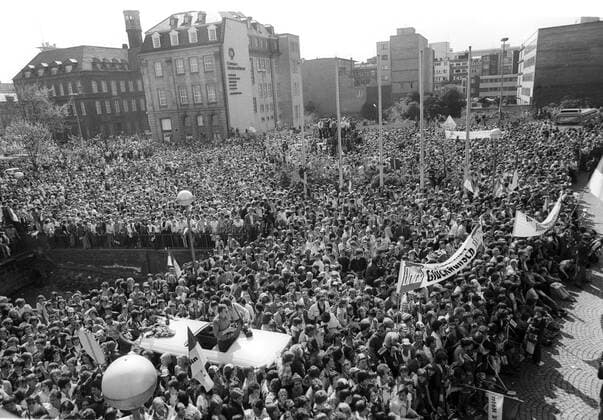 Fußball, 1. FC Köln, Deutscher Meister 1978 Empfang des Deutschen Meisters und Pokalsiegers 1. FC Köln in der Domstadt am 30.04.1978. FC Fans auf dem Platz vor dem Kölner Rathaus. HM