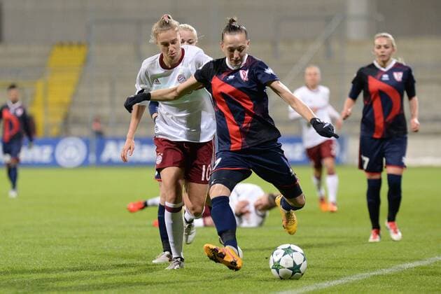 v.li.: Vivianne Miedema (FC Bayern München, FCB, 10) Ekaerina DMITRENKO (FK Rossiyanka, Rossijanka, 7) im Zweikampf, Duell, duel, tackle, Dynamik, Action, Aktion , Fussball, UEFA Women s Champions League, FC Bayern München - FK Rossiyanka, xslx