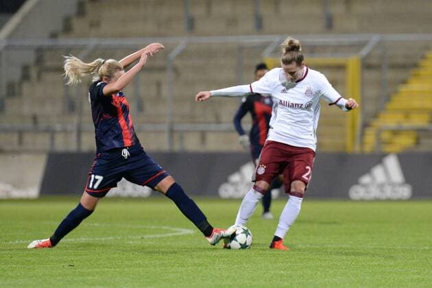 v.li.: Kseniya KOVALENKO (FK Rossiyanka, Rossijanka, 17) Simone Laudehr (FC Bayern München, FCB, 21) im Zweikampf, Duell, duel, tackle, Dynamik, Action, Aktion , Fussball, UEFA Women s Champions League, FC Bayern München - FK Rossiyanka, xslx