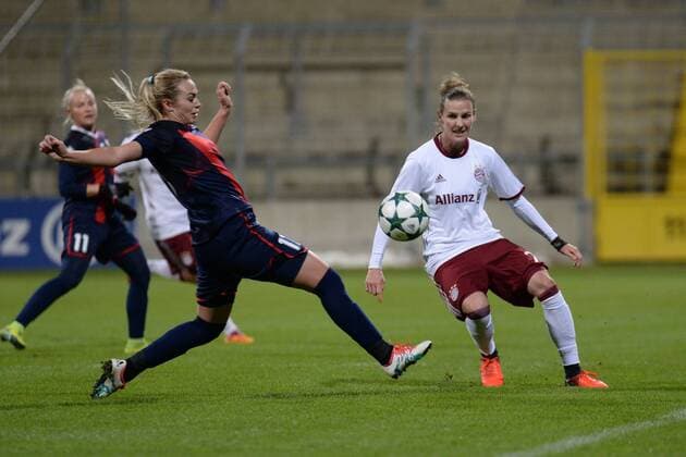 v.li.: Kseniya KOVALENKO (FK Rossiyanka, Rossijanka, 17) Simone Laudehr (FC Bayern München, FCB, 21) im Zweikampf, Duell, duel, tackle, Dynamik, Action, Aktion , Fussball, UEFA Women s Champions League, FC Bayern München - FK Rossiyanka, xslx