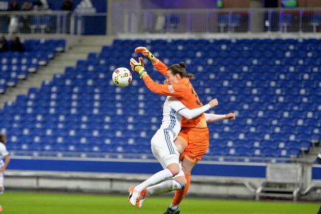 Fußball, Damen, CL, Olympique Lyon - FC Zürich Ada Hegerberg (lyon) vs Nicole Studer (zurich) - Fussball Damen, Champions League, Olympique Lyon vs. FC Zürich - 09 11 2016 FredericChambert Panoramic 