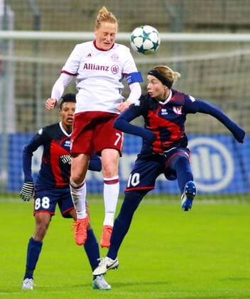 Bilder des Tages - SPORT Melanie Behringer (am Ball) (FC Bayern) gegen Elena Terkhova und Tia Nehy (FK Rossijanka) Frauenfussball CL 09.11.2016 Grünwalderstadion FC Bayern München - FK Rossijanka