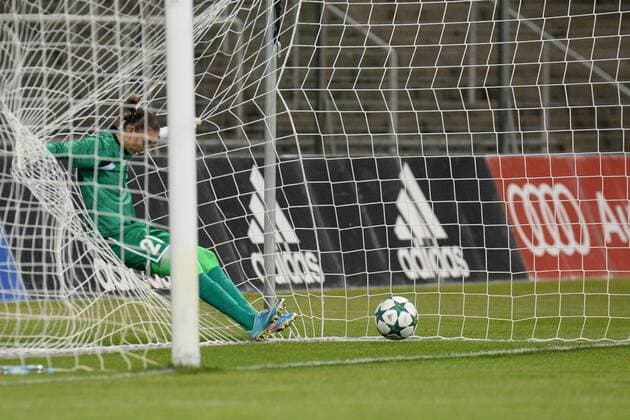 Bilder des Tages - SPORT v.li.: Yulia GRICHENKO (Goalkeeper, Torwart, FK Rossiyanka, Rossijanka, 21) geschlagen im Netz nach dem Tor zum 1:0 von Lisa Evans (FC Bayern München, FCB, 18) nicht im Bild, not pictured, Fussball, UEFA Women s Champions League, FC Bayern München - FK Rossiyanka, xslx