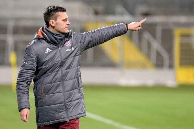v.li.: Trainer Thomas Wörle (Coach Thomas Woerle, FC Bayern München, FCB) gibt Anweisungen, gestikuliert, mit den Armen gestikulieren, gives instructions, gesticulate Einzelbild, Aktion, Action, Fussball, UEFA Women s Champions League, FC Bayern München - FK Rossiyanka, xslx
