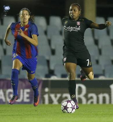 FC Barcelona Barca s Leila Ouahabi (L) in action against Lineth Beerensteyn of FC Twente 65 during their UEFA Women s Champions League Round 1 16 soccer match at the Miniestadi stadium in Barcelona, northeastern Spain, 09 November 2016. FC Barcelona vs. FC Twente 65 !ACHTUNG: NUR REDAKTIONELLE NUTZUNG!  GRA253 20161109-636143213679864060