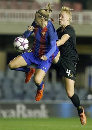 FC Barcelona Barca s Barbara Latorre (L) in action against Danike Kerkdijk of FC Twente 65 during their UEFA Women s Champions League Round 1 16 soccer match at the Miniestadi stadium in Barcelona, northeastern Spain, 09 November 2016. FC Barcelona vs. FC Twente 65 !ACHTUNG: NUR REDAKTIONELLE NUTZUNG!  GRA253 20161109-636143214284843694