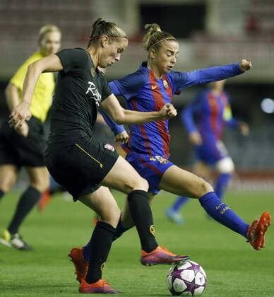 FC Barcelona Barca s Barbara Latorre (R) in action against Lenie Onzia of FC Twente 65 during their UEFA Women s Champions League Round 1 16 soccer match at the Miniestadi stadium in Barcelona, northeastern Spain, 09 November 2016. FC Barcelona vs. FC Twente 65 !ACHTUNG: NUR REDAKTIONELLE NUTZUNG!  GRA253 20161109-636143214905891637