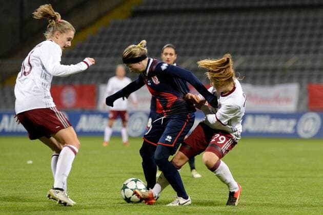v.li.: Vivianne Miedema (FC Bayern München, FCB, 10) Elena TEREKHOVA (FK Rossiyanka, Rossijanka, 10) Nicole Rolser (FC Bayern München, FCB, 29) im Dreikampf, Duell, duel, tackle, Dynamik, Action, Aktion, Fussball, UEFA Women s Champions League, FC Bayern München - FK Rossiyanka, xslx