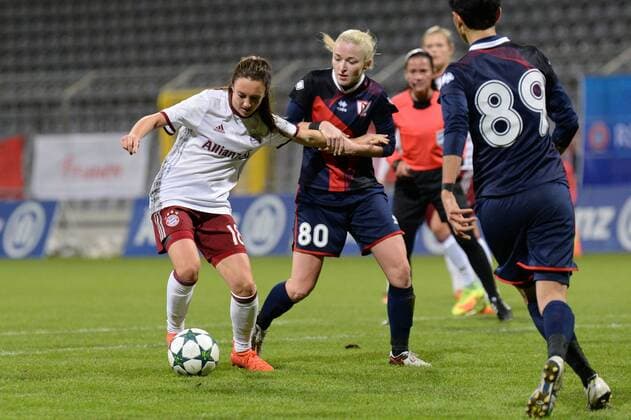 v.li.: Lisa Evans (FC Bayern München, FCB, 18) Karina BLYNSKAYA (FK Rossiyanka, Rossijanka, 80) im Zweikampf, Duell, duel, tackle, Dynamik, Action, Aktion, Fussball, UEFA Women s Champions League, FC Bayern München - FK Rossiyanka, xslx