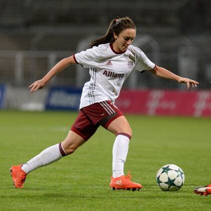 v.li.: Lisa Evans (FC Bayern München, FCB, 18) Freisteller, Einzelbild, Aktion, Action, Fussball, UEFA Women s Champions League, FC Bayern München - FK Rossiyanka, xslx