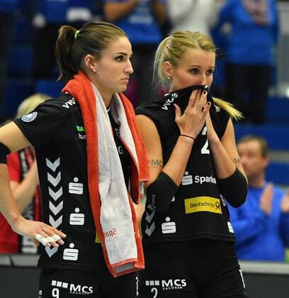 v.l.: Myrthe Schoot und Mareen Apitz (beide Dresden) enttäuscht, Dresdner SC gegen Allianz MTV Stuttgart, Volleyball, DVV-Pokal, Pokal, Pokal-Viertelfinale, Viertelfinale, Margon-Arena Dresden Bodenbacher Straße, DSC, Saison 2016 2017, 09.11.2016,
