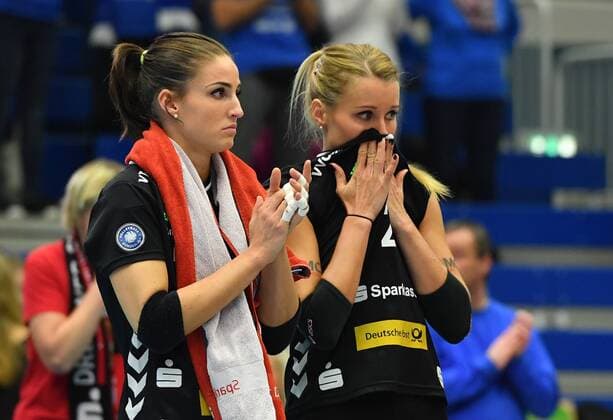 v.l.: Myrthe Schoot und Mareen Apitz (beide Dresden) enttäuscht, Dresdner SC gegen Allianz MTV Stuttgart, Volleyball, DVV-Pokal, Pokal, Pokal-Viertelfinale, Viertelfinale, Margon-Arena Dresden Bodenbacher Straße, DSC, Saison 2016 2017, 09.11.2016,