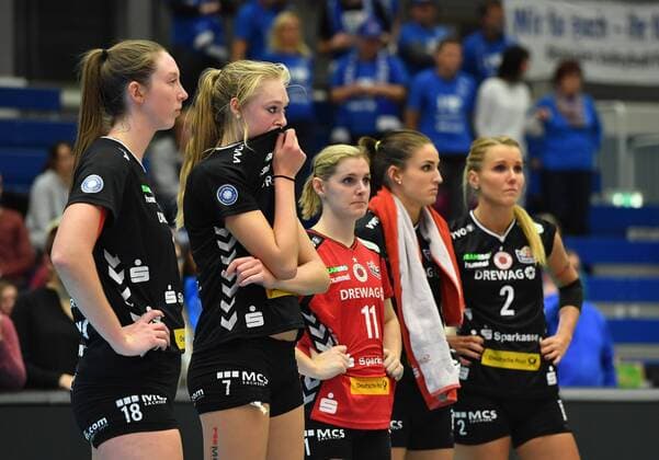 v.l.: Erin Johnson, Dominika Strumilo, Valerie Courtois, Myrthe Schoot und Mareen Apitz (alle Dresden) enttäuscht, Dresdner SC gegen Allianz MTV Stuttgart, Volleyball, DVV-Pokal, Pokal, Pokal-Viertelfinale, Viertelfinale, Margon-Arena Dresden Bodenbacher Straße, DSC, Saison 2016 2017, 09.11.2016,