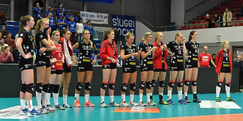 enttäuschte Gesichter beim Dresdner SC, Dresdner SC gegen Allianz MTV Stuttgart, Volleyball, DVV-Pokal, Pokal, Pokal-Viertelfinale, Viertelfinale, Margon-Arena Dresden Bodenbacher Straße, DSC, Saison 2016 2017, 09.11.2016,