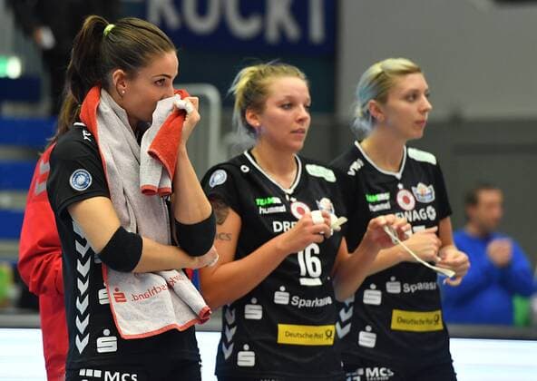 v.l.: Myrthe Schoot, Katharina Schwabe und Gina Mancuso (alle Dresden) enttäuscht, Dresdner SC gegen Allianz MTV Stuttgart, Volleyball, DVV-Pokal, Pokal, Pokal-Viertelfinale, Viertelfinale, Margon-Arena Dresden Bodenbacher Straße, DSC, Saison 2016 2017, 09.11.2016,