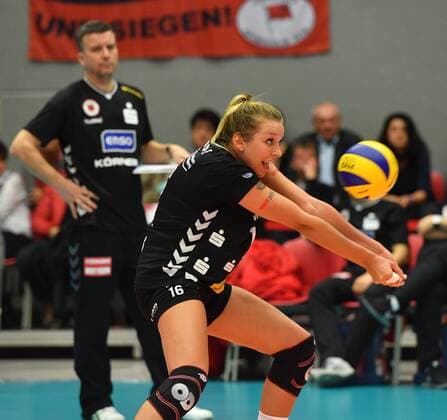 Katharina Schwabe, dahinter Trainer Alexander Waibl (beide Dresden), Dresdner SC gegen Allianz MTV Stuttgart, Volleyball, DVV-Pokal, Pokal, Pokal-Viertelfinale, Viertelfinale, Margon-Arena Dresden Bodenbacher Straße, DSC, Saison 2016 2017, 09.11.2016,