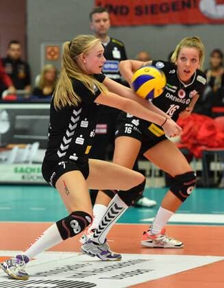 v.l.: Dominika Strumilo und Katharina Schwabe (beide Dresden), Dresdner SC gegen Allianz MTV Stuttgart, Volleyball, DVV-Pokal, Pokal, Pokal-Viertelfinale, Viertelfinale, Margon-Arena Dresden Bodenbacher Straße, DSC, Saison 2016 2017, 09.11.2016,