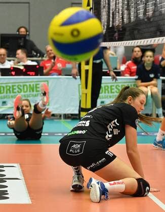 am Boden: Erin Johnson, dahinter Katharina Schwabe (beide Dresden), Dresdner SC gegen Allianz MTV Stuttgart, Volleyball, DVV-Pokal, Pokal, Pokal-Viertelfinale, Viertelfinale, Margon-Arena Dresden Bodenbacher Straße, DSC, Saison 2016 2017, 09.11.2016,