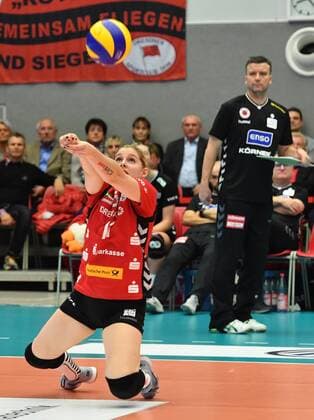 v.l.: Valerie Courtois und Trainer Alexander Waibl (beide Dresden), Dresdner SC gegen Allianz MTV Stuttgart, Volleyball, DVV-Pokal, Pokal, Pokal-Viertelfinale, Viertelfinale, Margon-Arena Dresden Bodenbacher Straße, DSC, Saison 2016 2017, 09.11.2016,
