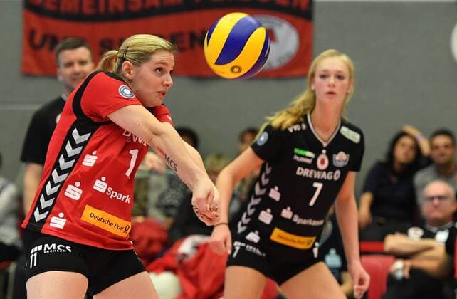 v.l.: Valerie Courtois und Dominika Strumilo (beide Dresden), Dresdner SC gegen Allianz MTV Stuttgart, Volleyball, DVV-Pokal, Pokal, Pokal-Viertelfinale, Viertelfinale, Margon-Arena Dresden Bodenbacher Straße, DSC, Saison 2016 2017, 09.11.2016,