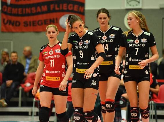 v.l.: Valerie Courtois, Myrthe Schoot, Liz McMahon und Dominika Strumilo (alle Dresden) enttäuscht, Dresdner SC gegen Allianz MTV Stuttgart, Volleyball, DVV-Pokal, Pokal, Pokal-Viertelfinale, Viertelfinale, Margon-Arena Dresden Bodenbacher Straße, DSC, Saison 2016 2017, 09.11.2016,