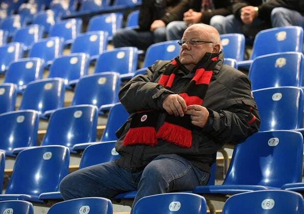 10.11.2016, xhbx, Fussball Testspiel, Eintracht Frankfurt - FSV Frankfurt, emspor v.l. Fan mit Eintracht Schal Frankfurt am Main