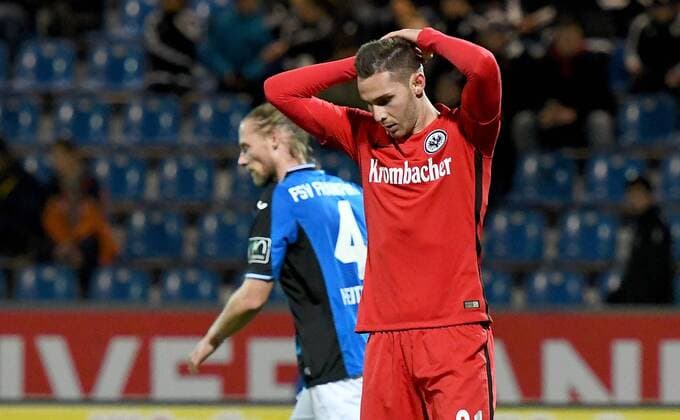 10.11.2016, xfux, Fussball Testspiel, Eintracht Frankfurt - FSV Frankfurt, emspor v.l. Branimir Hrgota (Eintracht Frankfurt) enttaeuscht, enttaeuscht schauend, dissapointed gibt Anweisungen, gestikuliert, mit den Armen gestikulieren gives instructions, gesticulate, gesticolando. Frankfurt am Main